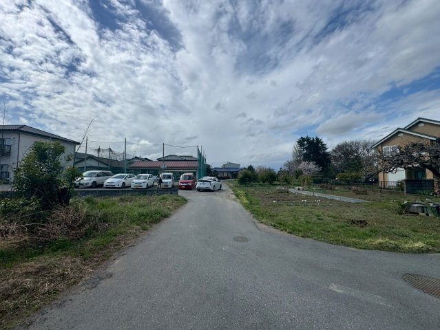 -三丁目不動産－本庄市小島6丁目　土地の前面道路含む現地写真