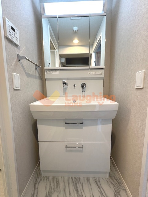 アインス鳥飼の洗面所|明るい洗面所です