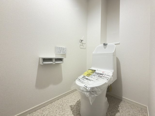 レークヒルズ野多目 2番館のトイレ|【新品】新品交換したトイレは清潔で温水洗浄便座付きです。