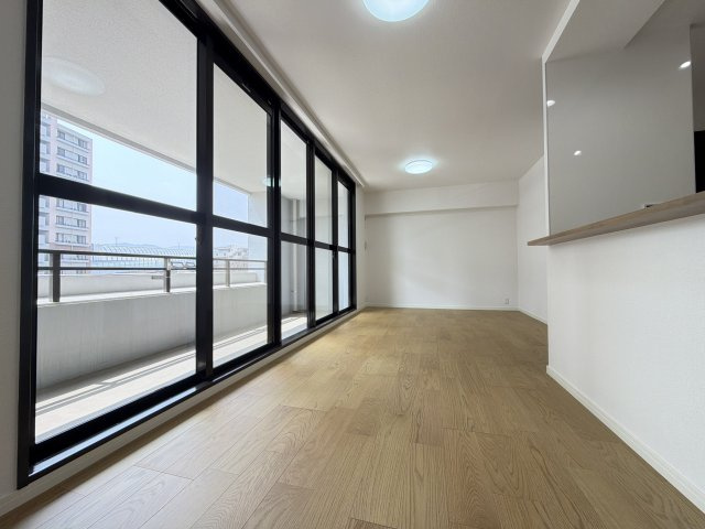 レークヒルズ野多目 2番館の居間・リビング|【リノベーション仕様】大きな窓から明るい日差しが差し込みます。