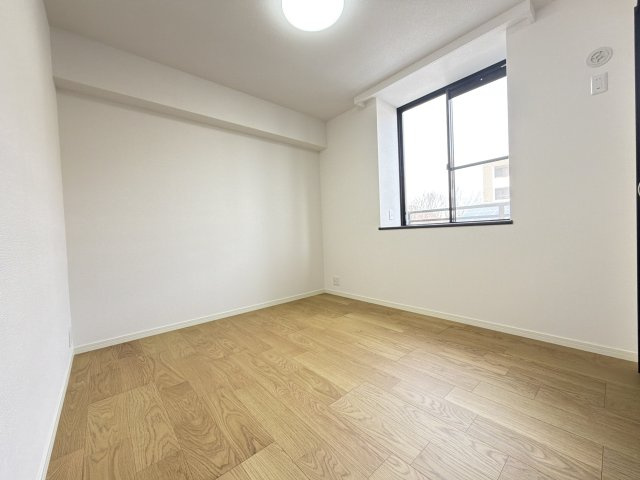 レークヒルズ野多目 2番館の洋室|【リノベーション仕様】リラックス効果で温かみと柔らかさを兼ね備えたナチュラルフローリングです♪