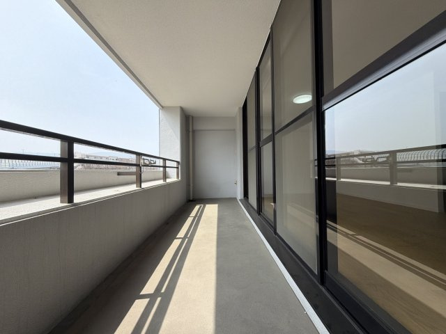 レークヒルズ野多目 2番館のバルコニー|〇南向きのバルコニーは広々としておりますので、洗濯物を沢山干すことが出来ますね