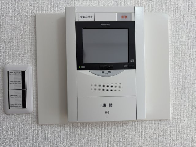 レークヒルズ野多目 2番館の防犯設備|【防犯】TVモニター付きインターホン、防犯にも安心です♪