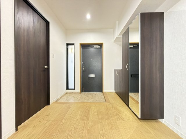 レークヒルズ野多目 2番館の玄関|【リノベーション仕様】玄関入るとお洒落で綺麗なナチュラルの色彩です。