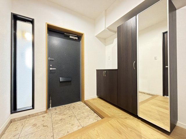 レークヒルズ野多目 2番館の玄関|【新設】大型シューズボックス設置（トールタイプ・姿見ミラー付き）、靴もたくさん収納できます♪