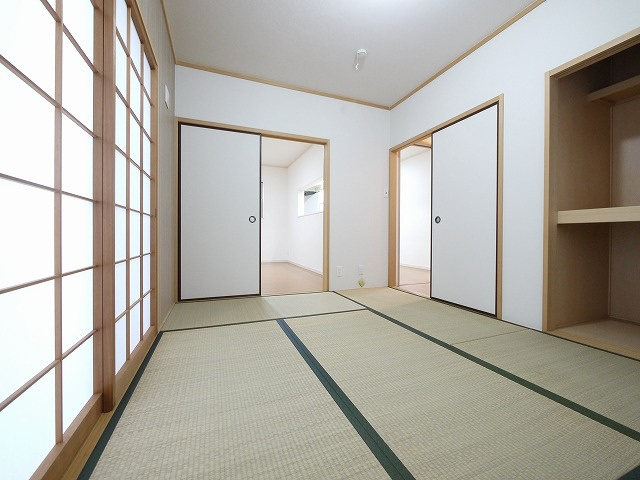 川西町結崎戸建の内装|明るい色調の室内です