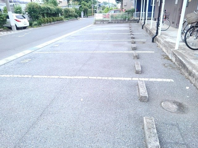 【駐車場】 | クレッセントハウスⅠ | 駐車場があるので、車を買う予定の方も安心です
