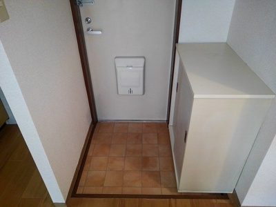 【玄関】 | クレッセントハウスⅠ | 明るい玄関です