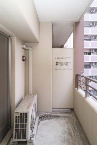 サヴォイスタジオスイーツ　10階のバルコニー|別号室のものになります。現状優先。