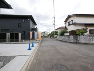 【前面道路含む現地写真】 | 前面道路は幅員6ｍ