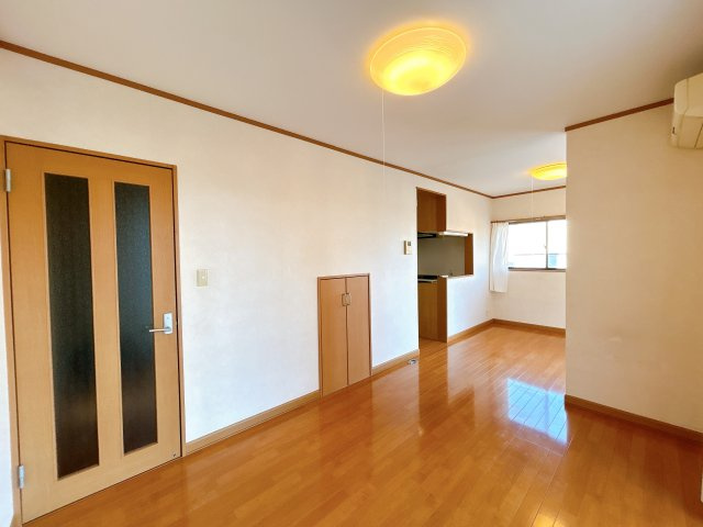 いわき市若葉台１丁目　戸建て　不動産プラスの居間・リビング|ゆったりとしたリビングです