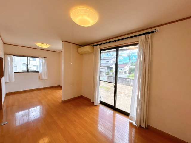 いわき市若葉台１丁目　戸建て　不動産プラスの居間・リビング|ゆったりとしたリビングです