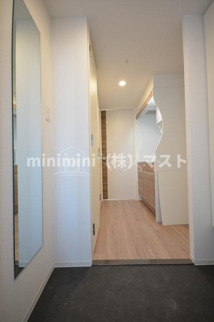 セレニテ日本橋プリエの玄関|※お部屋によりカラーリングが異なります。