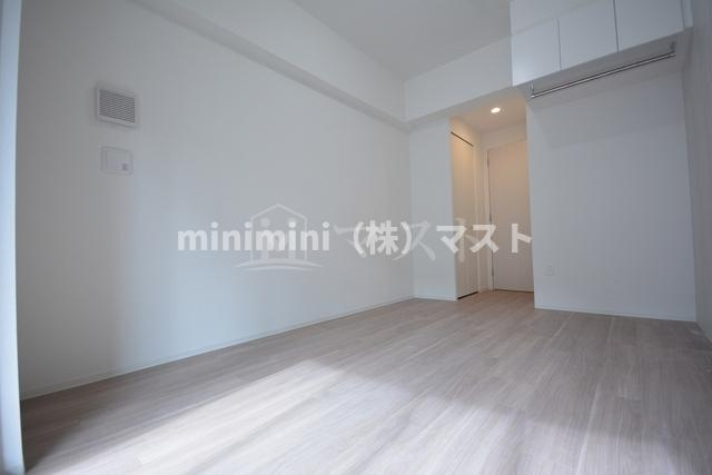 セレニテ日本橋プリエの居間・リビング|※お部屋によりカラーリングが異なります。