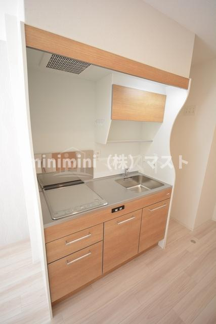 セレニテ日本橋プリエのキッチン|※お部屋によりカラーリングが異なります。
