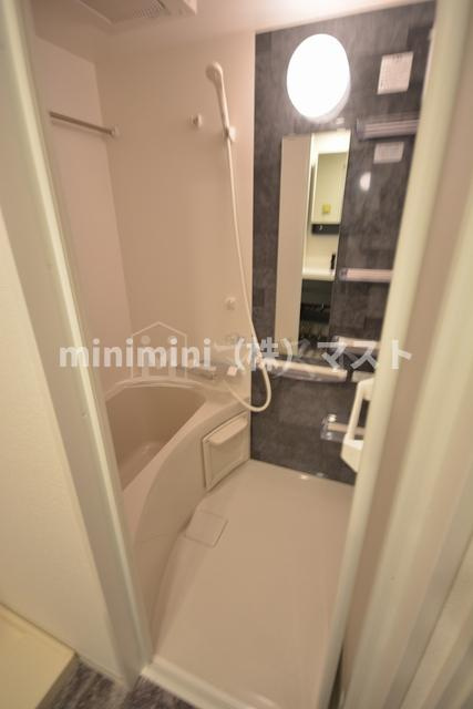 セレニテ日本橋プリエの浴室|※お部屋によりカラーリングが異なります。