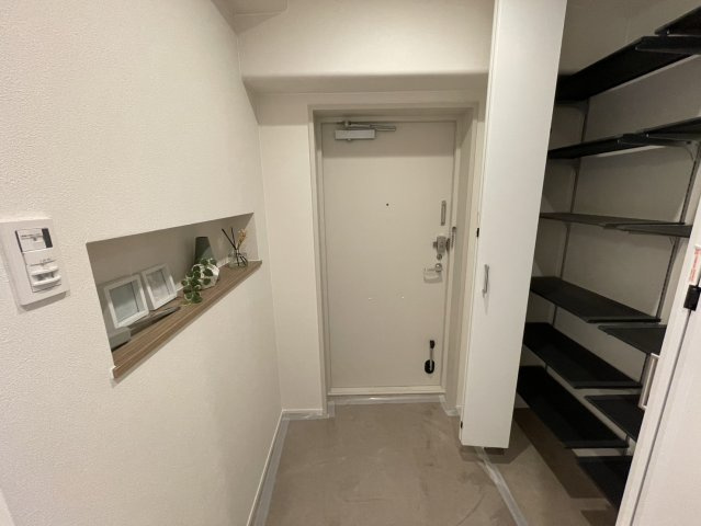 マンハイム芦屋の玄関|※設置されている家具・小物・照明はディスプレイ用です。家具・照明付き販売ではございません。