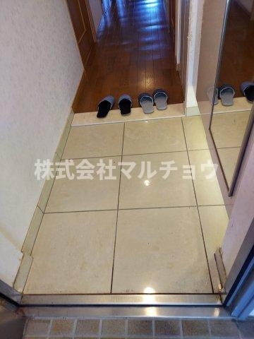 ファミールヴィラ紀伊田辺C棟の玄関|収納もある玄関です