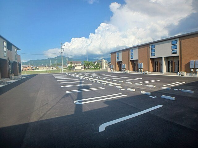 直方市大字感田のアパートの駐車場