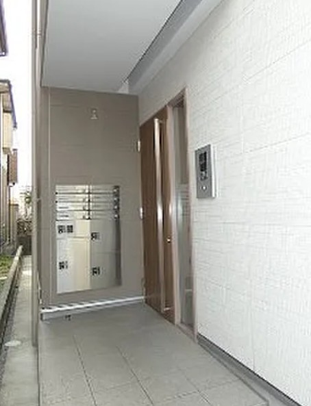 越谷市北越谷２丁目のアパートのエントランス