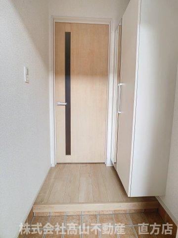直方市殿町のアパートの玄関