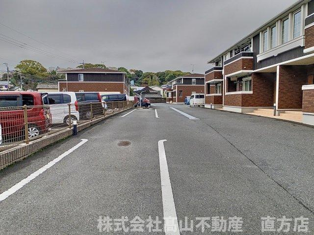 直方市殿町のアパートの駐車場