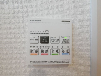 【防犯設備】 | 中央市山之神 南西角地オール電化の新築戸建 車並列3台駐車可 | 浴室換気乾燥機スイッチ