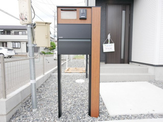 【庭】 | 中央市山之神 南西角地オール電化の新築戸建 車並列3台駐車可 | ポスト・インターフォン