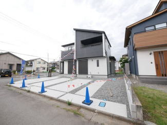 【外観】 | 中央市山之神 南西角地オール電化の新築戸建 車並列3台駐車可 | 建物完成済み　南西角地の日当たりを是非ご見学にいらしてください。
