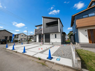 【前面道路含む現地写真】 | 建物完成済み　南西角地の日当たりを是非ご見学にいらしてください。