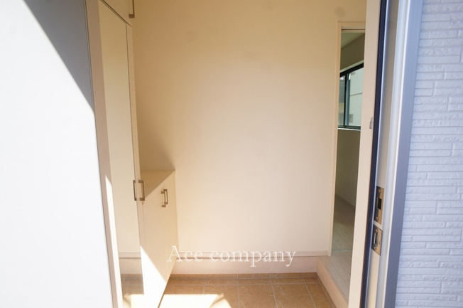 【玄関】 | 東大阪市菱屋西5丁目　【2号棟/全2棟】 | ミラー付きのシューズボックス完備です♪