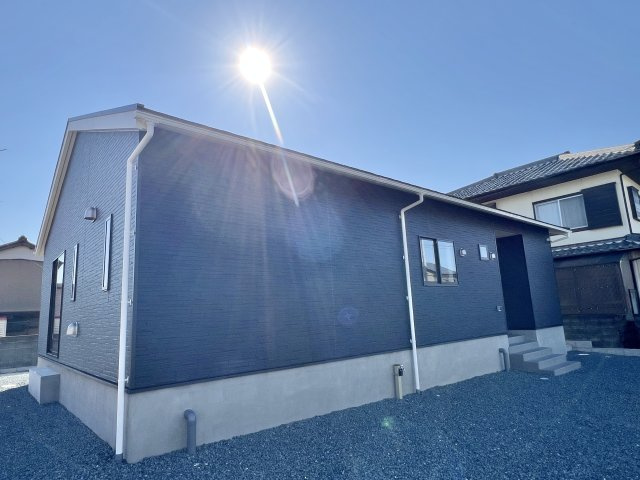 河輪町 第3期 の外観|青い空に紺色の外壁が映えます！
