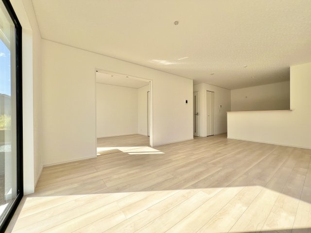 河輪町 第3期 の居間・リビング|LDKは18帖！！
2面に窓があり、開放感があります！！