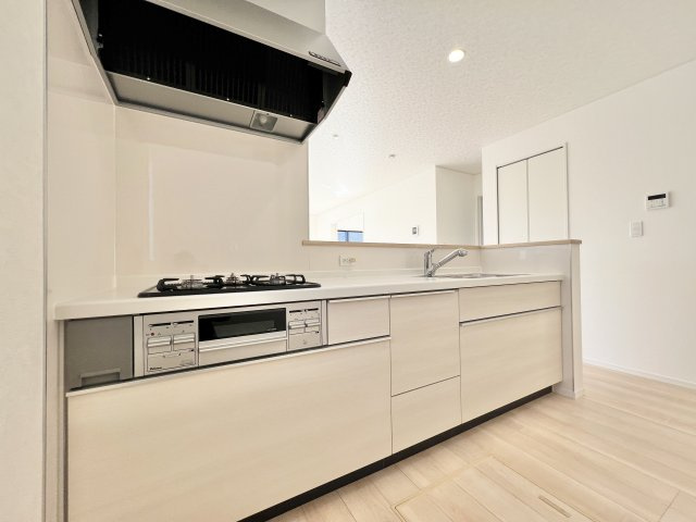 河輪町 第3期 のキッチン|キッチンからはリビング全体が良く見渡せる間取りになっています！

