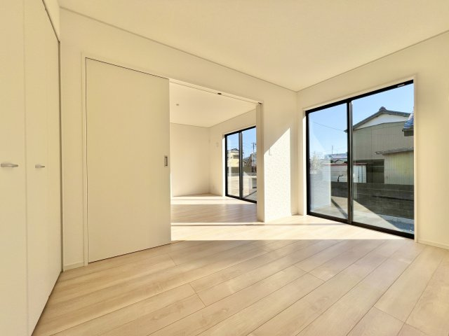 河輪町 第3期 の洋室|リビングから繋がる6帖洋室！客間や晩酌の間、お子様のお昼寝スペースや洗濯物を畳むスペース等、様々な用途にお使いいただける便利な空間です！
