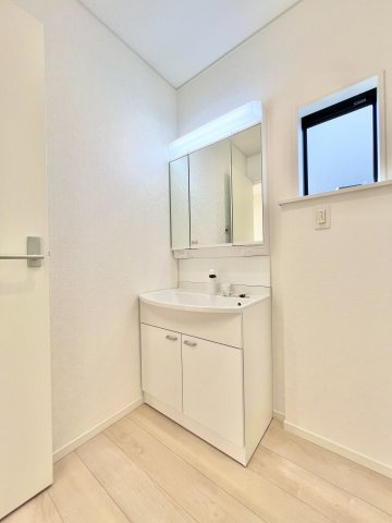 河輪町 第3期 の独立洗面台|3面鏡の洗面台は、メイク道具等の細々した物もスッキリと収納していただけます。
