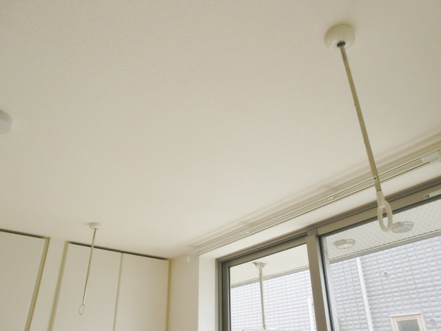 アークみのりの設備|室内物干し、ホスクリーン。