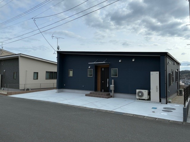 いわき市久之浜町エコタウン館の山２－６。陽当たり良好！デザイナーズ平屋建売住宅3LDK 不動産プラスの外観|北西側からの写真になります。陽当たり良好で眺望も素晴らしい立地です。夏も風通しもよく涼しくお過ごしいただけます。北側の駐車スペースは車４台分コンクリート工事済です。広めのお庭も特徴です。