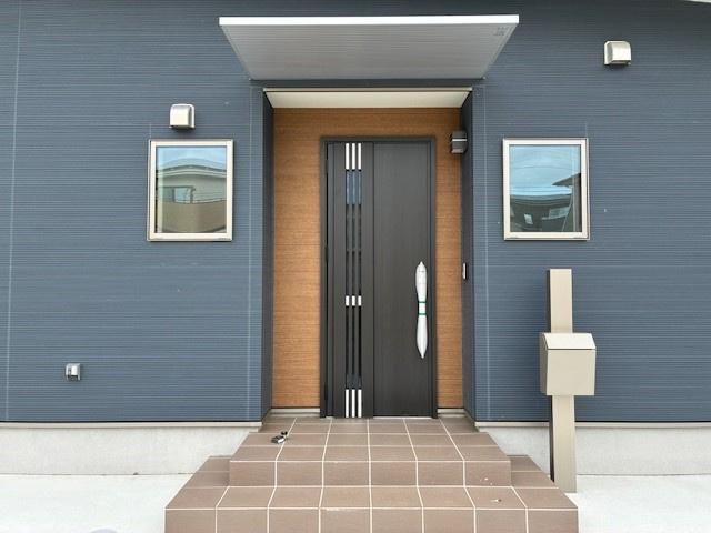 いわき市久之浜町エコタウン館の山２－６。陽当たり良好！デザイナーズ平屋建売住宅3LDK 不動産プラスの玄関|LIXILの通風玄関ドアです。鍵をかけたまま通風が可能です。安心の電子ロック仕様になります。