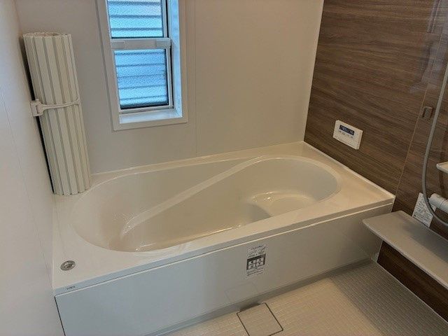 いわき市久之浜町エコタウン館の山２－６。陽当たり良好！デザイナーズ平屋建売住宅3LDK 不動産プラスの浴室|LIXILのユニットバスです。壁のアクセントパネルが印象的です。広さは１６１６で１坪タイプ。畳２枚分と充分な広さがあります。