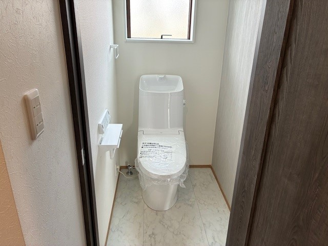 いわき市久之浜町エコタウン館の山２－６。陽当たり良好！デザイナーズ平屋建売住宅3LDK 不動産プラスのトイレ|LIXILの節水タイプの暖房付ウオシュレットトイレになります。