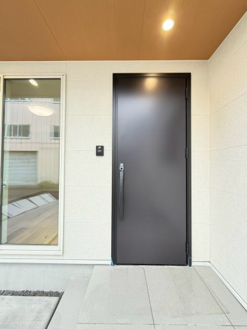 ＼新築モデルハウス／　好評販売中！　静岡市駿河区中原１期　全２邸の内装|住まいの第一印象をつくる、すっきりとした玄関まわり。シンプルで落ち着いたデザインが外観にも自然になじみます
