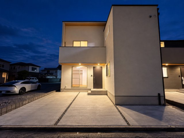 ＼新築モデルハウス／　好評販売中！　静岡市駿河区中原１期　全２邸の外観|夜の灯りに浮かび上がる、洗練された外観デザイン。