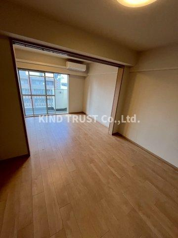 コープ野村梅田A棟の居間・リビング|使いやすいリビングです