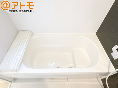 【浴室】 | 葵区岳美第3　新築戸建　3号棟 | お子様やお年寄りが使いやすいだけでなく、半身浴にも便利なベンチタイプの湯舟です。お湯の節約にも！