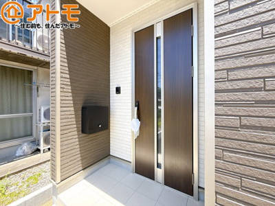 【玄関】 | 葵区岳美第3　新築戸建　3号棟 | 落ち着いた色合いの玄関はダブルロックで防犯性に優れた仕様になっています♪
