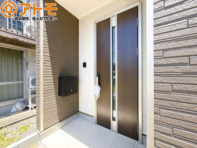 【玄関】 | 葵区岳美第3　新築戸建　3号棟 | 落ち着いた色合いの玄関はダブルロックで防犯性に優れた仕様になっています♪
