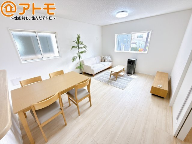 【居間・リビング】 | 葵区岳美第3　新築戸建　3号棟 | 日当たりのよいリビングは、一年を通してぽかぽかとしています。家族が自然と集まる空間になりそうですね♪