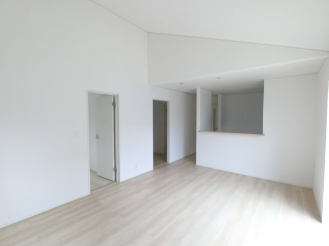 佐賀市金立町千布第3　1号棟の内観：施工例|リビングのお子さんに目配りできる対面式カウンターキッチンを採用。