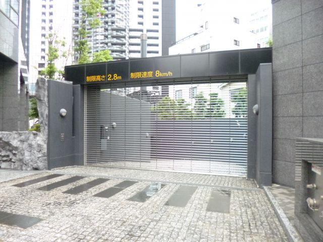 コンシェリア西新宿TOWER'S WESTの駐車場